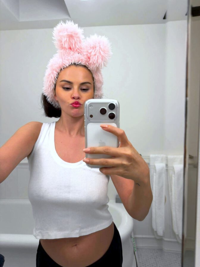 Selena Gomez Sexy Braless Selfie
