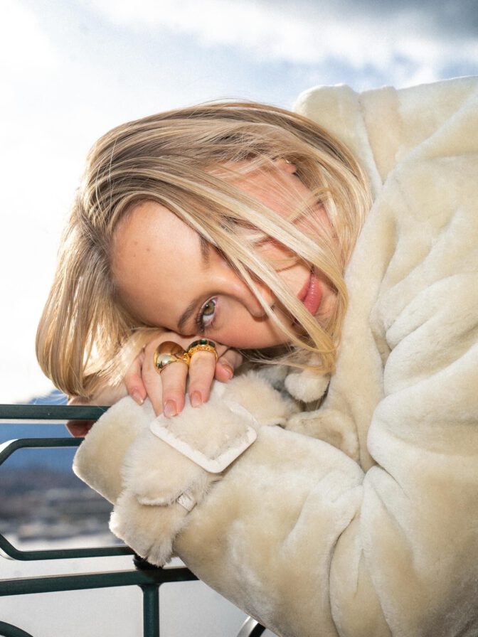 Jordyn Jones Modeliste Fur Coat Cleavage Tease