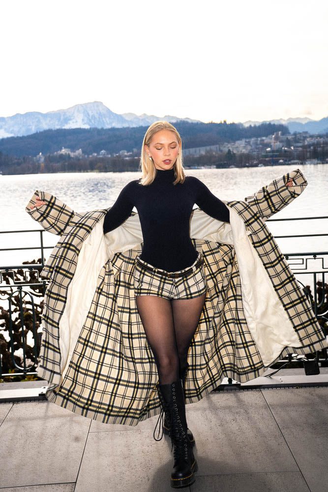 Jordyn Jones Modeliste Fur Coat Cleavage Tease