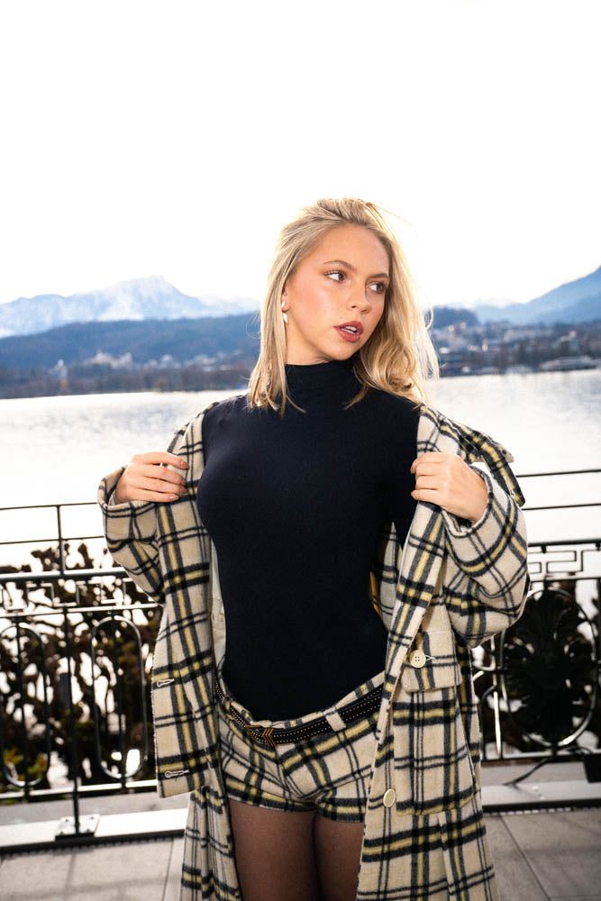 Jordyn Jones Modeliste Fur Coat Cleavage Tease