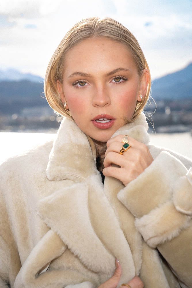 Jordyn Jones Modeliste Fur Coat Cleavage Tease