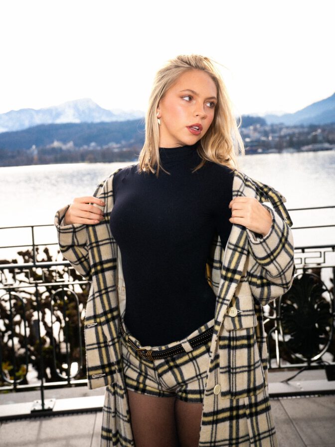 Jordyn Jones Modeliste Fur Coat Cleavage Tease