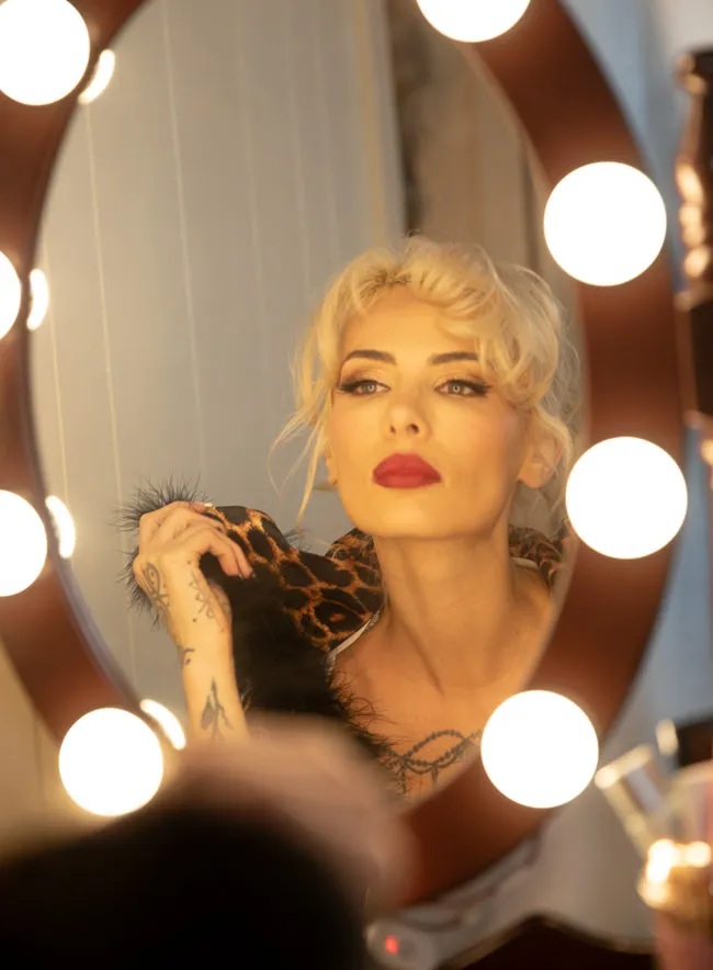 Shia Snow Open Leopard Robe Thong Flash Finger Suck