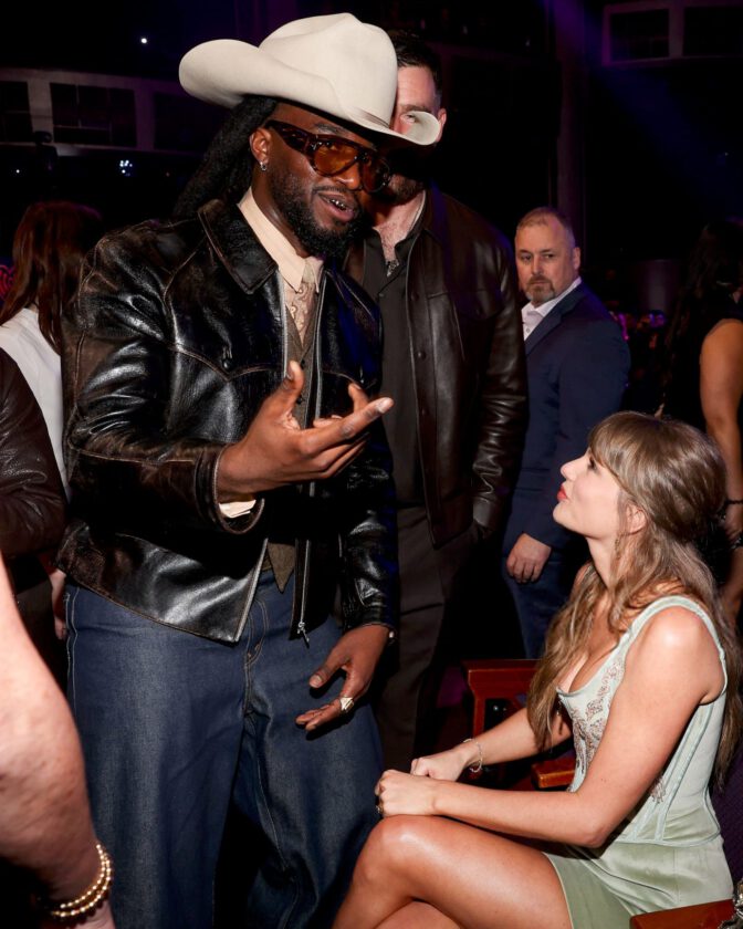 Taylor Swift Cleavage Legs Sexy Velvet Outfit Iheart Awards