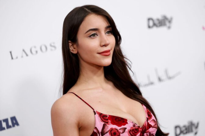 Caylee Cowan Boobs Cleavage Fashion Los Angeles Awards