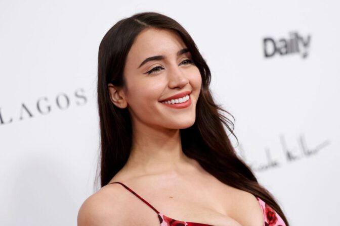 Caylee Cowan Boobs Cleavage Fashion Los Angeles Awards