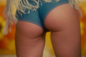 Sabrina Carpenter Lesbian Eroticism House Tour Video Margaret Qualley Madelyn Cline
