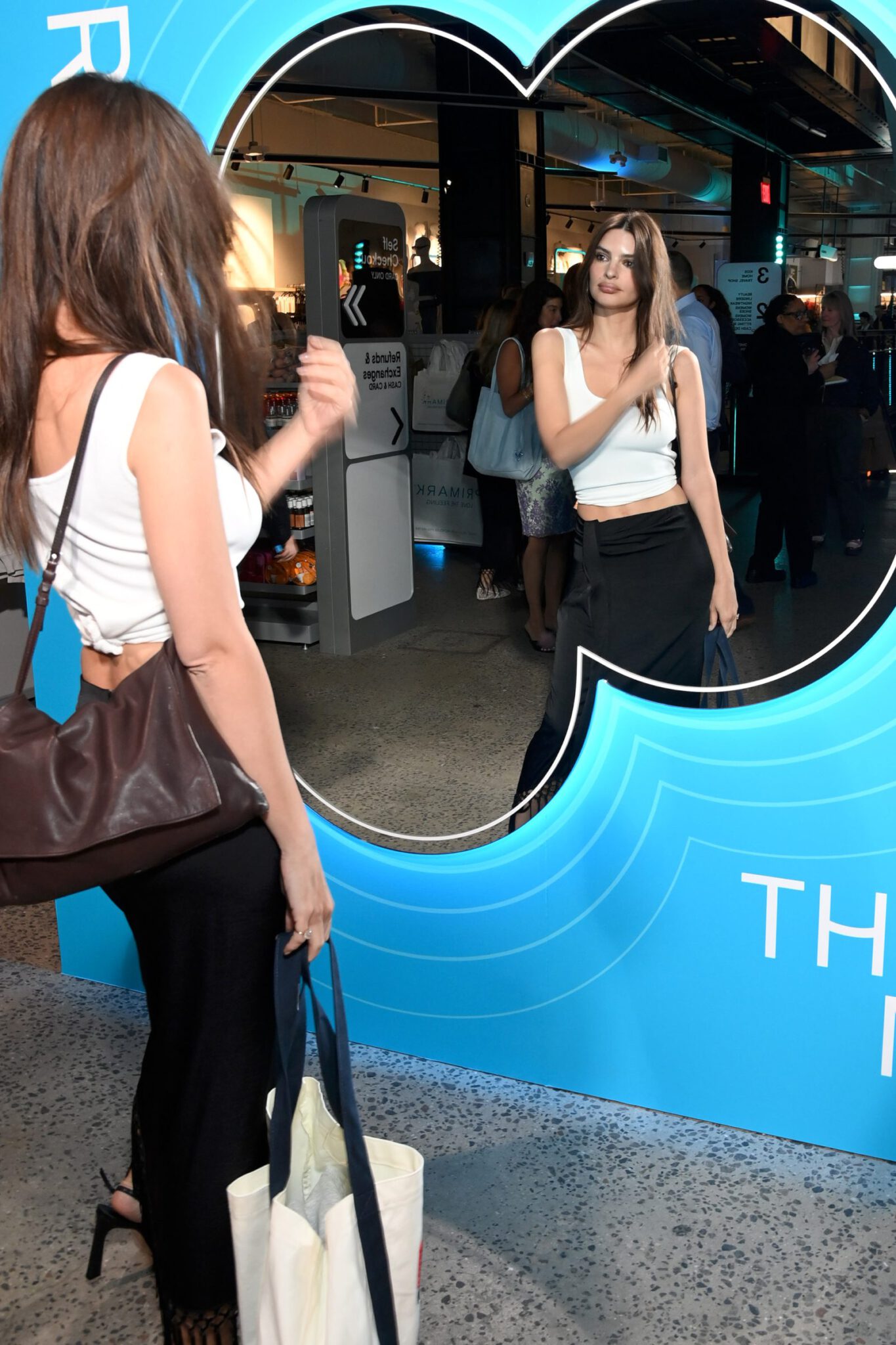 Emily Ratajkowski Busty White Crop Top Primark Nyc Launch - Hot Celebs Home