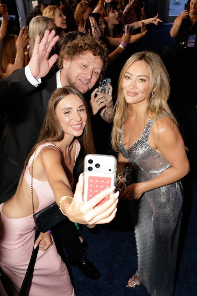 Hilary Duff Cleavage Silver Dress Amas