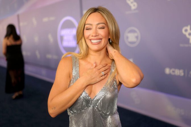 Hilary Duff Cleavage Silver Dress Amas