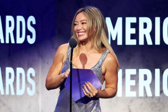 Hilary Duff Cleavage Silver Dress Amas