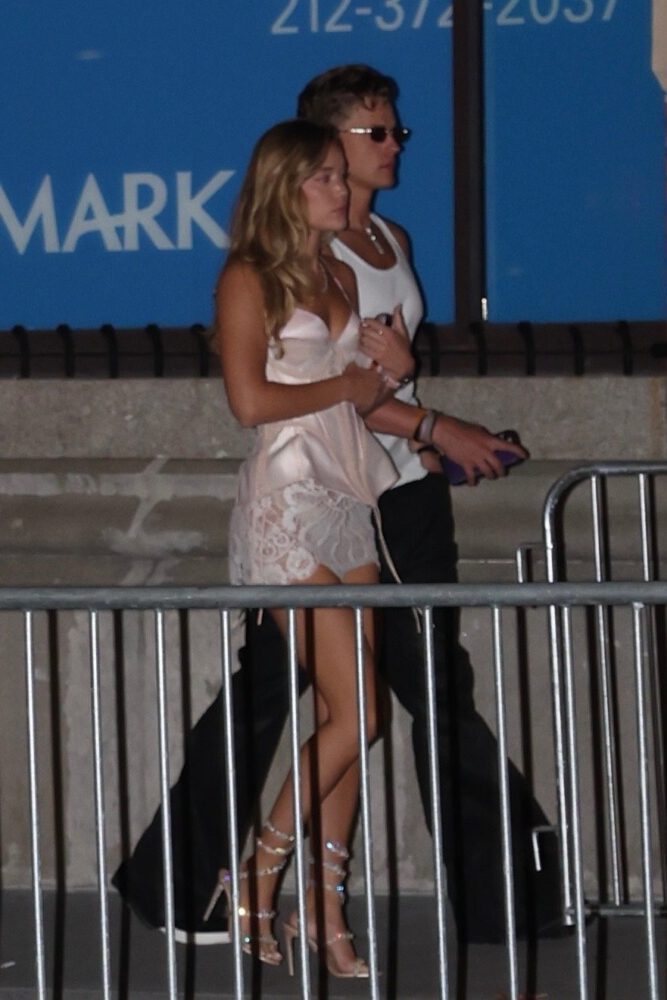 Olivia Ponton Sexy Legs Pink Corset Lace Skirt Zero Bond Met Gala Afterparty