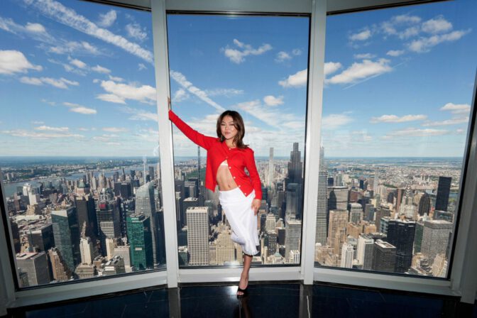 Momona Tamada Sexy Red Cardigan Midriff Empire State Building