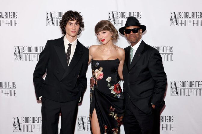 Taylor Swift Cleavage Legs Low Cut Slit Dress Hall Of Fame