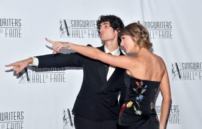 Taylor Swift Cleavage Legs Low Cut Slit Dress Hall Of Fame