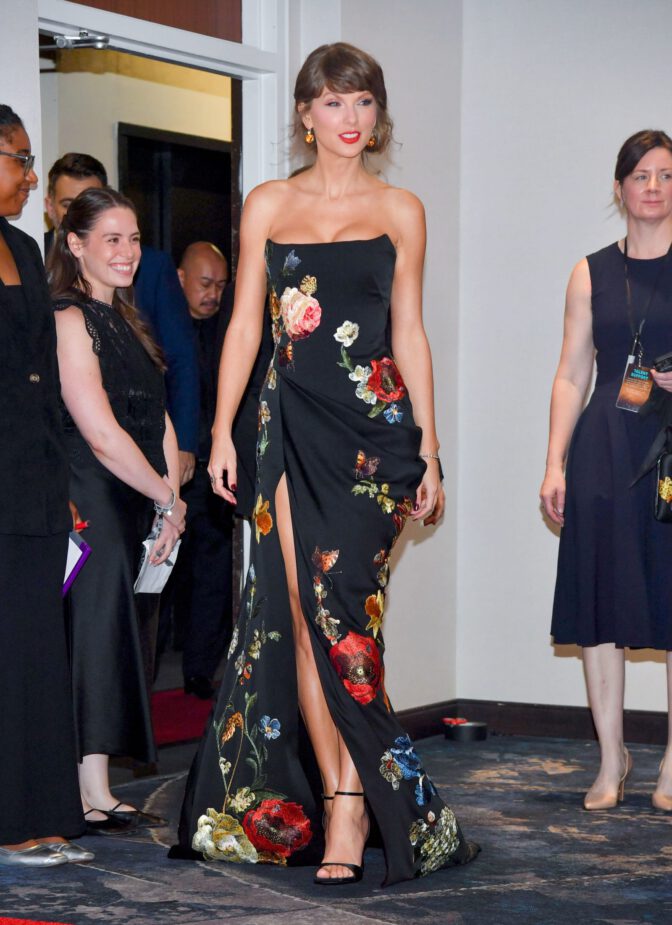 Taylor Swift Cleavage Legs Low Cut Slit Dress Hall Of Fame