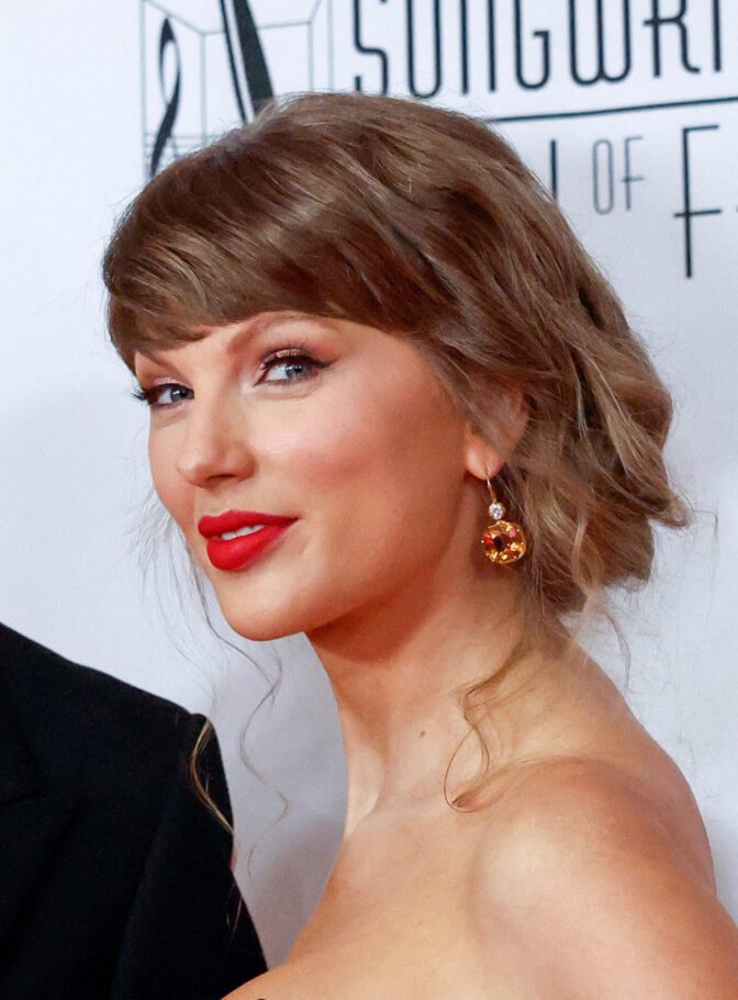 Taylor Swift Cleavage Legs Low Cut Slit Dress Hall Of Fame