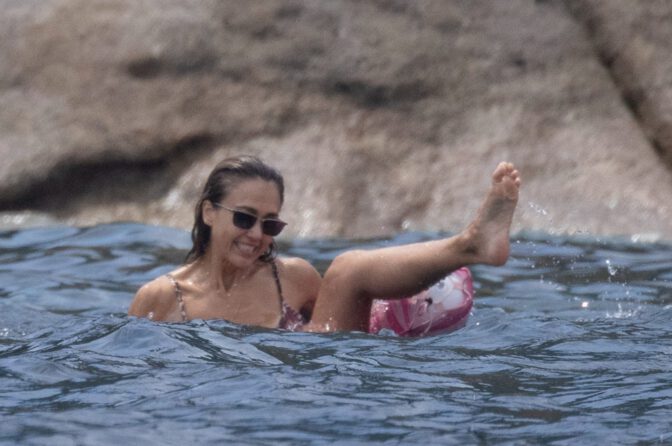 Jessica Alba Sexy Booty Wet Bikini Giglio Island Paparazzi