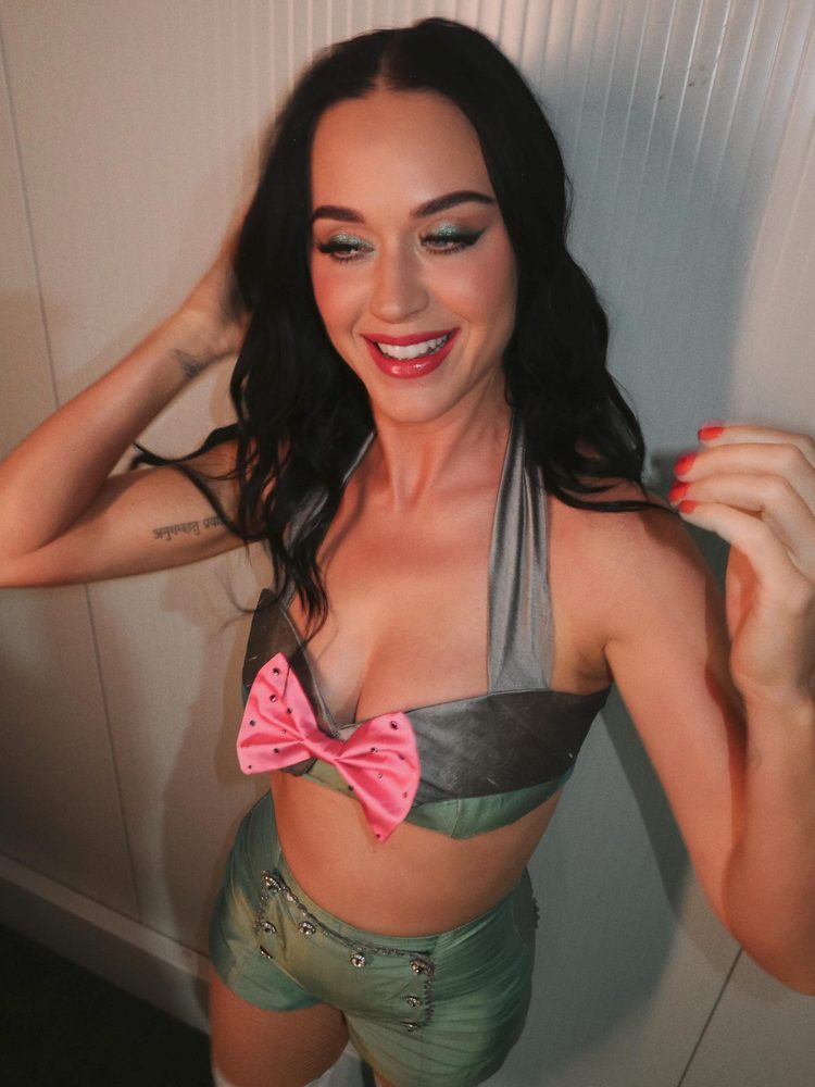 Katy Perry Boobs Cleavage
