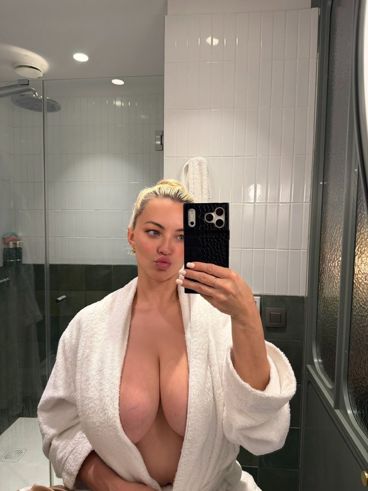 Lindsey Pelas Huge Tits Sexy Selfie