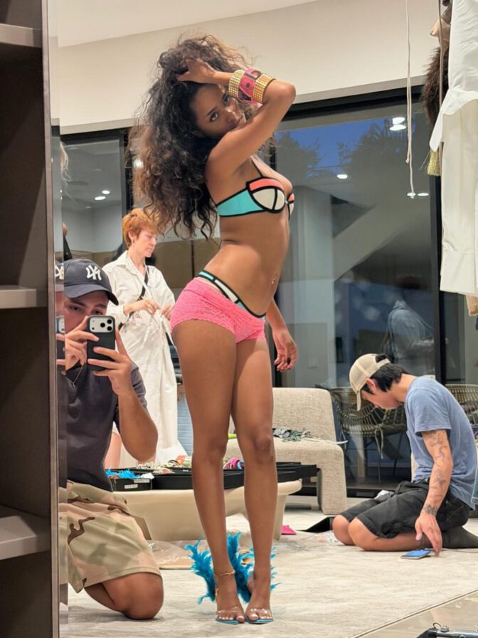 Tyla Sexy Body Leggy