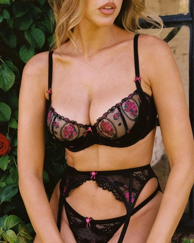 Kara Del Toro Lounge A Love Affair Lace Curves Cleavage