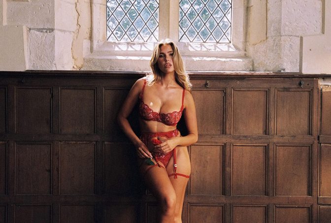 Kara Del Toro Lounge A Love Affair Lace Curves Cleavage