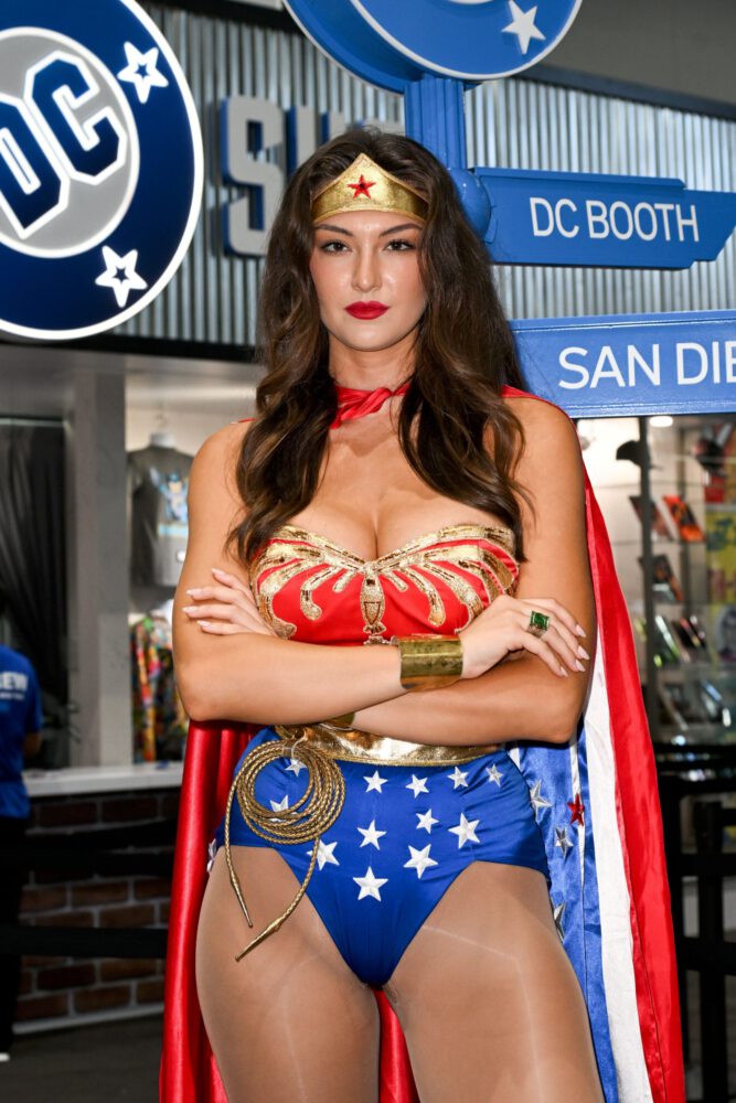 Rachel Pizzolato Boobs Wonder Woman Cosplay Comic Con