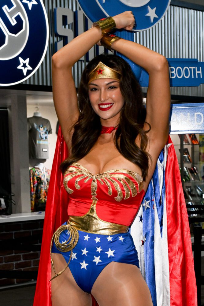 Rachel Pizzolato Boobs Wonder Woman Cosplay Comic Con