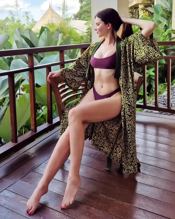 Ari Maj Bare Thighs Sexy Legs Heels