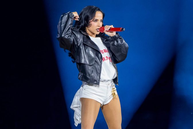 Becky G Tiny White Shorts Metlife Stage Karol G