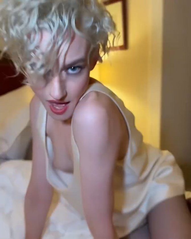 Julia Garner Boob Slip Cream Satin Slip Vmas Hotel Bed.799