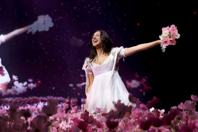 Olivia Rodrigo Wet Curves Pink Shorts Unraveled Tour Opener