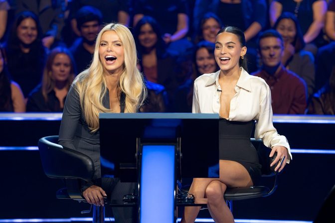 Brooks Nader Sarah Jane Nader Cleavage Who Wants To Be A Millionaire Hot Seat