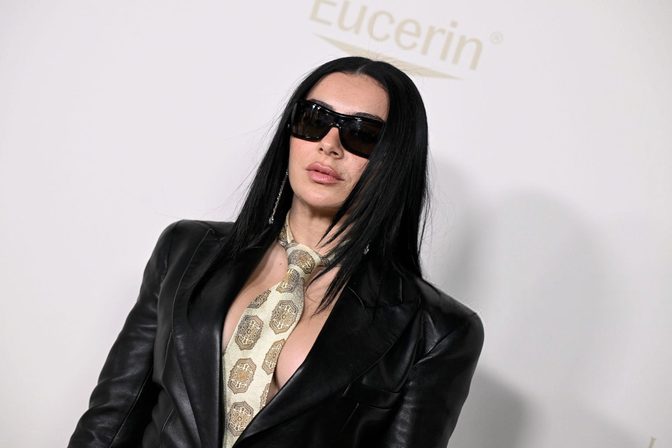 Charli Xcx Braless Leather Blazer Cleavage Imagemaker Awards