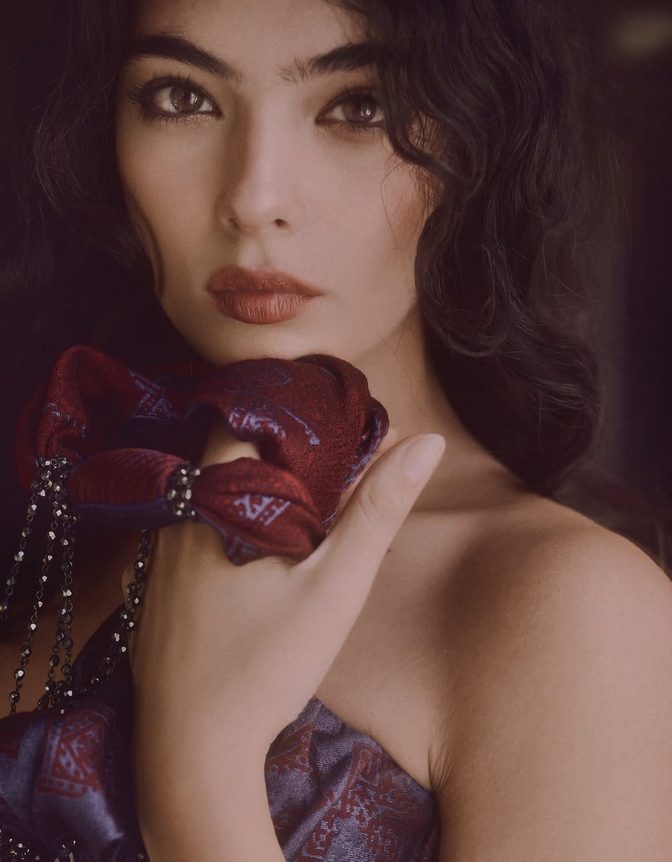 Deva Cassel Grazia Italia Sexy Cleavage Open Shirt Curves