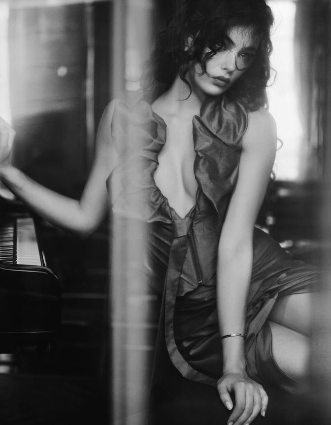Deva Cassel Grazia Italia Sexy Cleavage Open Shirt Curves