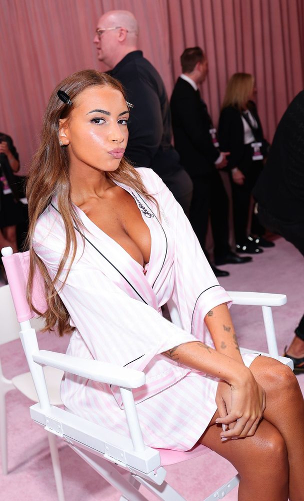 Gabriela Moura Pink Striped Robe Cleavage Vs Fashion Show