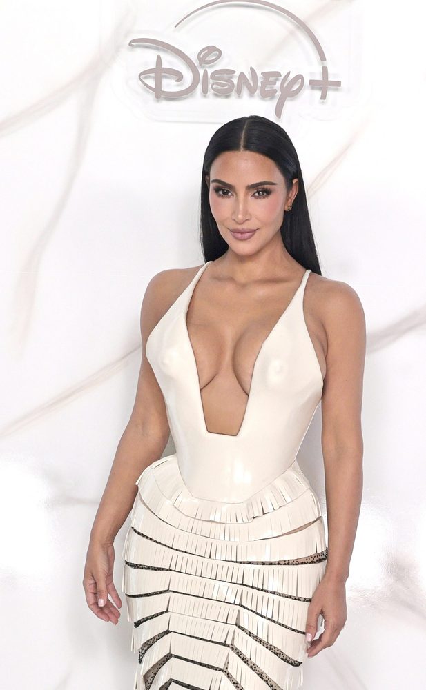 Kim Kardashian Cream Latex Plunge Braless Pokies Todo Vale