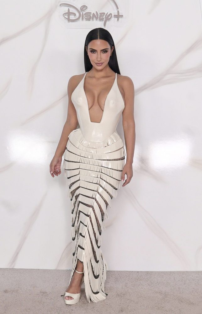 Kim Kardashian Cream Latex Plunge Braless Pokies Todo Vale