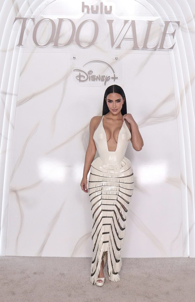 Kim Kardashian Cream Latex Plunge Braless Pokies Todo Vale