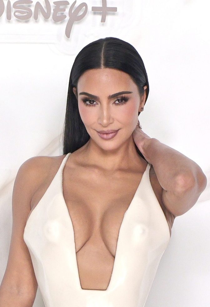 Kim Kardashian Cream Latex Plunge Braless Pokies Todo Vale