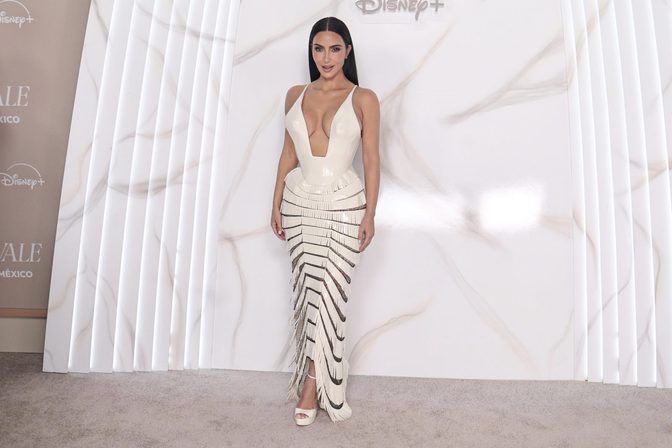 Kim Kardashian Cream Latex Plunge Braless Pokies Todo Vale