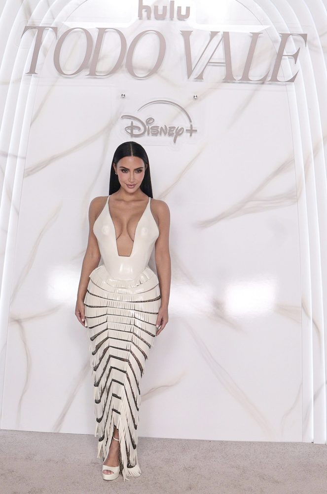 Kim Kardashian Cream Latex Plunge Braless Pokies Todo Vale