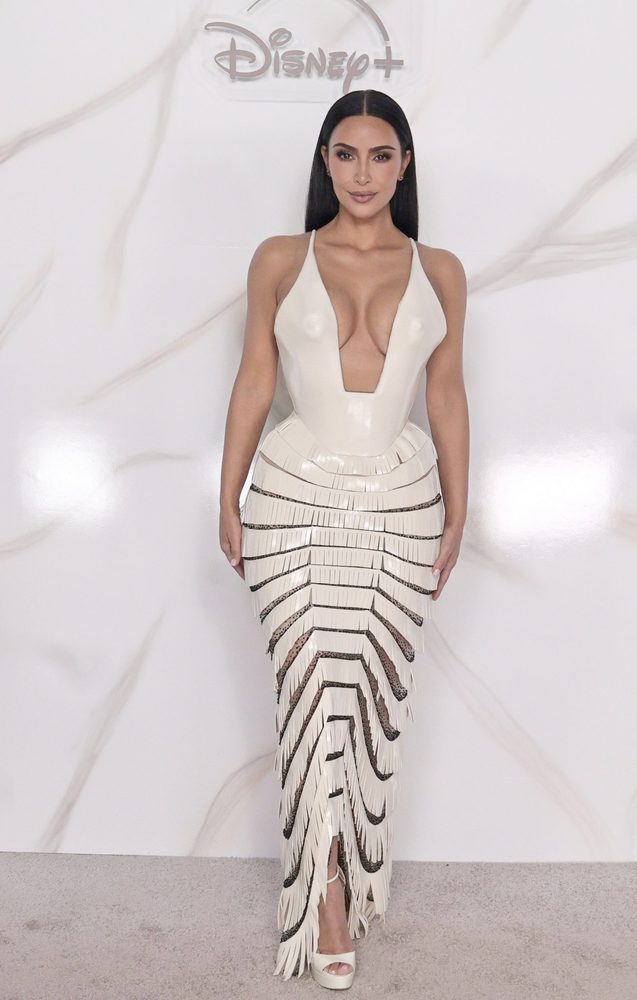 Kim Kardashian Cream Latex Plunge Braless Pokies Todo Vale