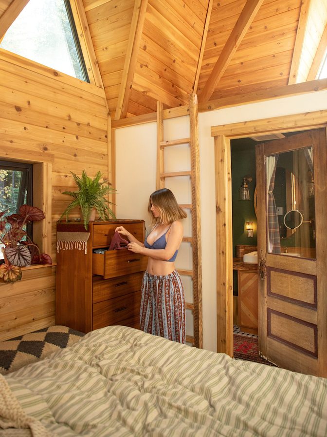 Sara Jean Underwood Deep Cleavage Cozy Cabin Morning