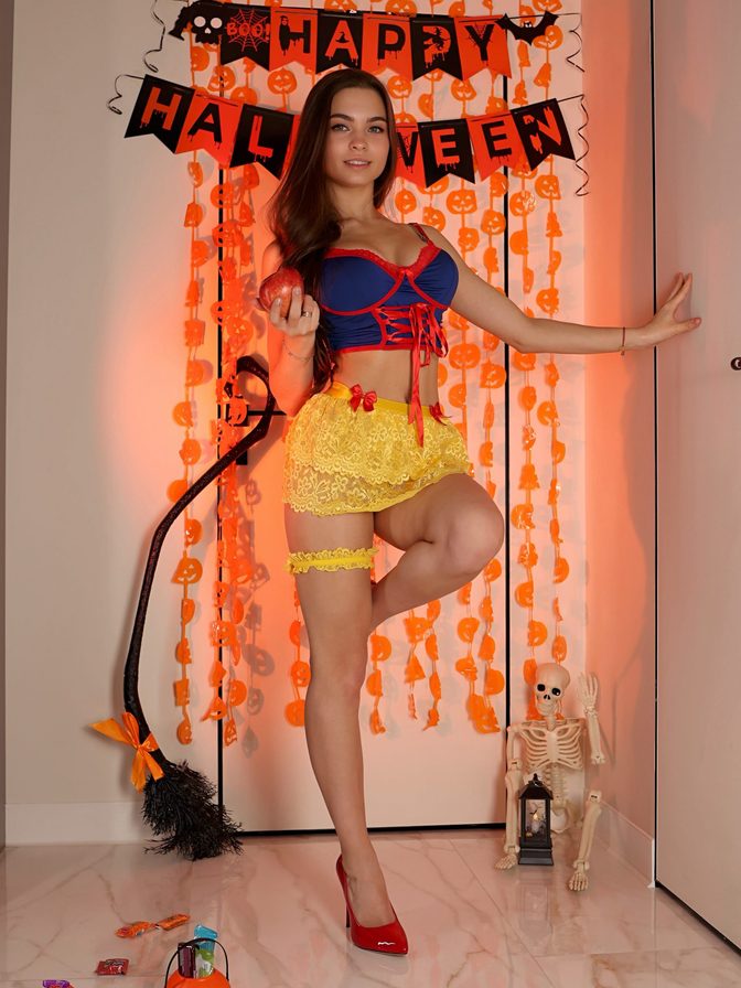 Valeriia Makusheva Boobs Ass Sexy Snow White Halloween Costume 001