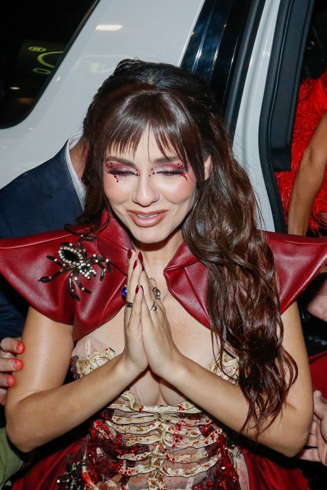 Victoria Justice Skeleton Corset Cleavage Love Zombie Party