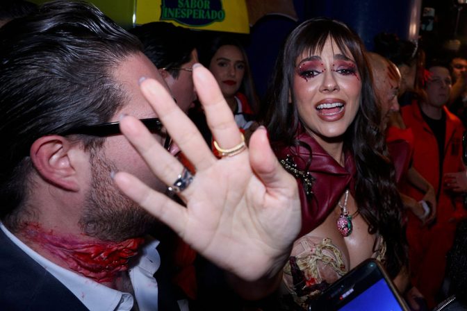 Victoria Justice Skeleton Corset Cleavage Love Zombie Party