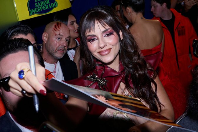 Victoria Justice Skeleton Corset Cleavage Love Zombie Party